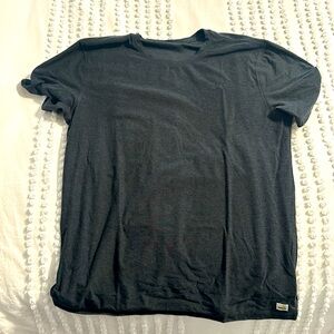 vuori large t shirt - worn once